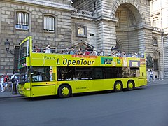 Neoplan Centroliner devant la préfecture de police de Paris, rue de la Cité (4e arrondt). Ce modèle est réformé.