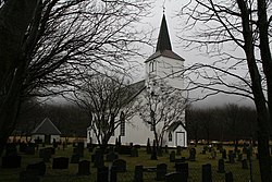 نمایی از کلیسای منطقهٔ مسکونی نیس در سور تروندلاگ، نروژ - ۲۰۰۸