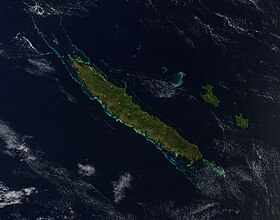 Image satellite de la Nouvelle-Calédonie avec Grande Terre (à gauche).