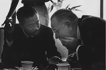Tập_tin:Nguyen_Cao_Ky_with_Lyndon_Johnson_in_Hawaii_29-2599M.JPG