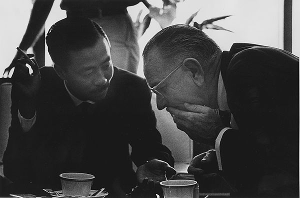 Kỳ with Lyndon Johnson during the Honolulu summit in Hawaiʻi in 1966