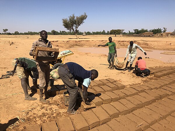 Fabrication de brique à Tcheringui au Niger. Mélange de terre et de paille.