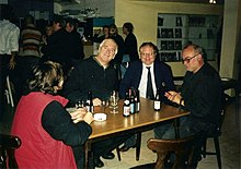 Foto mit Noël Godin (links) in Harelbeke, Belgien, mit seinem Produzenten Francis De Smet und seinem Regisseur Jan Bucquoy.