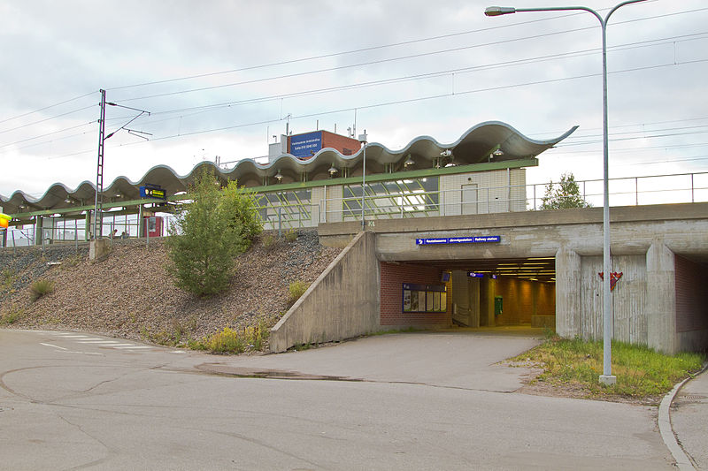 File:Northside of Pukinmäki railway station.jpg