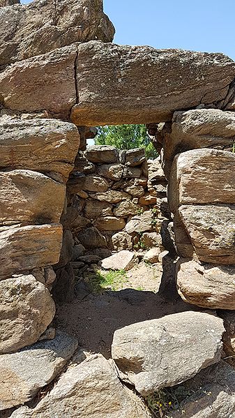 File:Nuraghe San Pietro 18.jpg