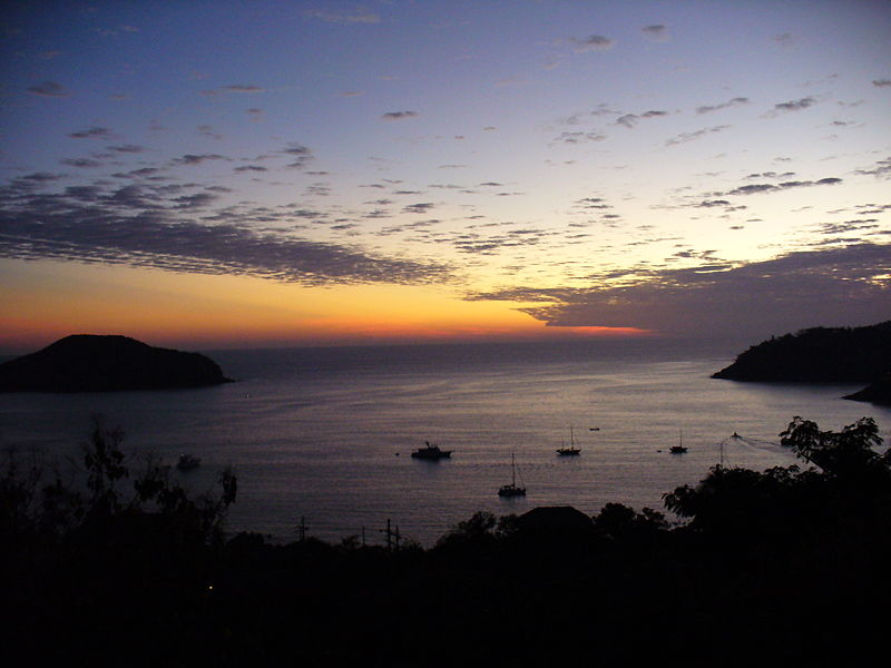 File:Ocaso bahia de Zihuatanejo.JPG