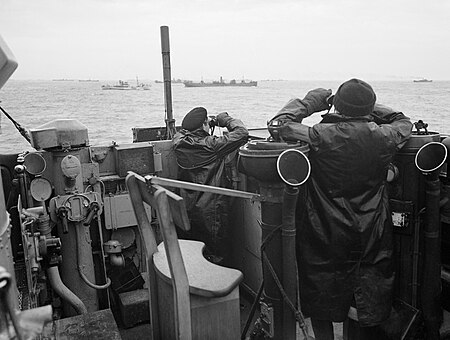 Tập tin:Officers on the bridge of a destroyer, escorting a large convoy of ships keep a sharp look out for attacking enemy submarines during the Battle of the Atlantic, October 1941. A5667.jpg