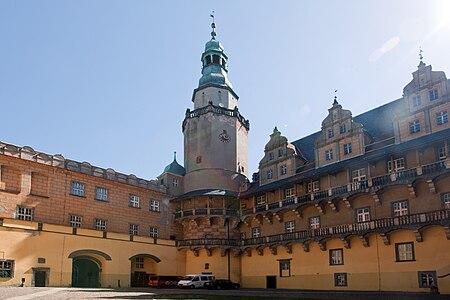 Kasteel binnenplaats en toren