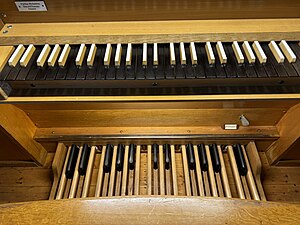 Orgel Heemsen Spieltisch Nahaufnahme.jpg