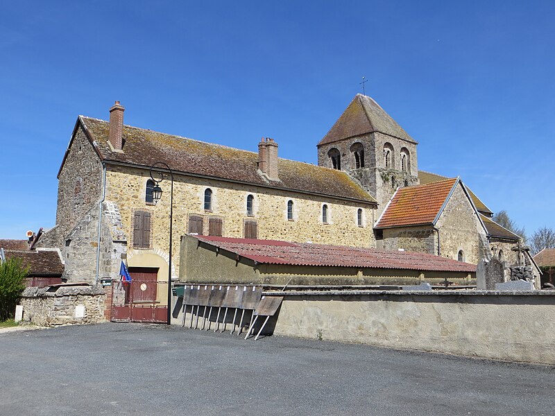 File:Péas - Église Saint-Didier et Mairie.jpg