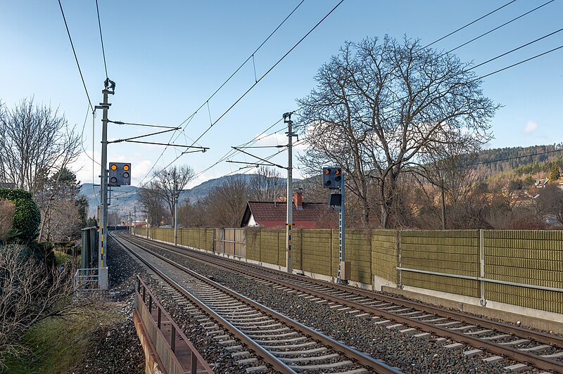 File:Pörtschach Sallach Drautalbahn II Bahnstation Lichtsignale 18022024 0745.jpg