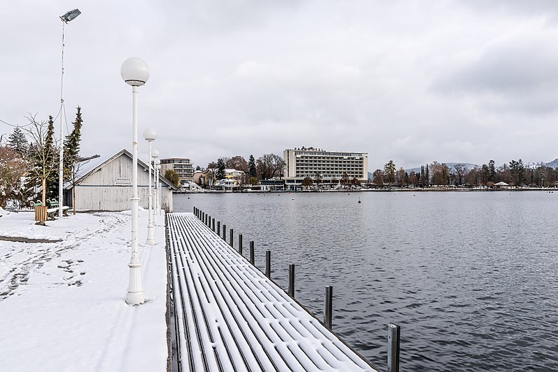 File:Pörtschach Werzer-Esplanade mit Werzer-Bootshaus und Parkhotel 20112018 5442.jpg