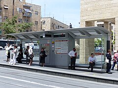 Mobilier urbain des stations, avec abri et distributeur de billets.