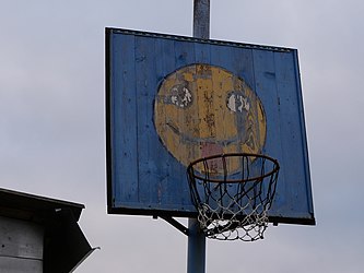 Баскетбольный щит со смайликом