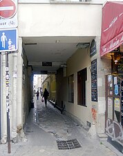 Entrée du passage de la Main-d'Or (no 133).