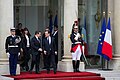 Carla Bruni-Sarkozy, Nicolas Sarkozy et François Hollande sur le perron du palais de l'Élysée