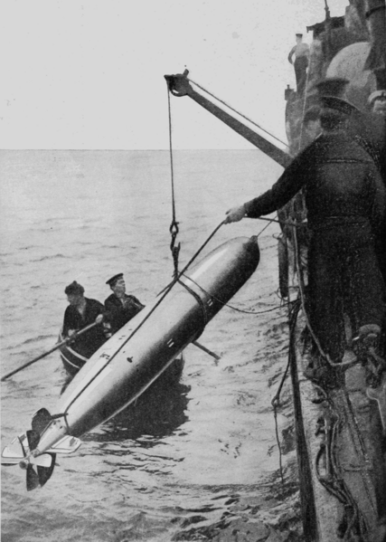 File:PSM V88 D074 British sailors recovering a failed torpedo 1916.png