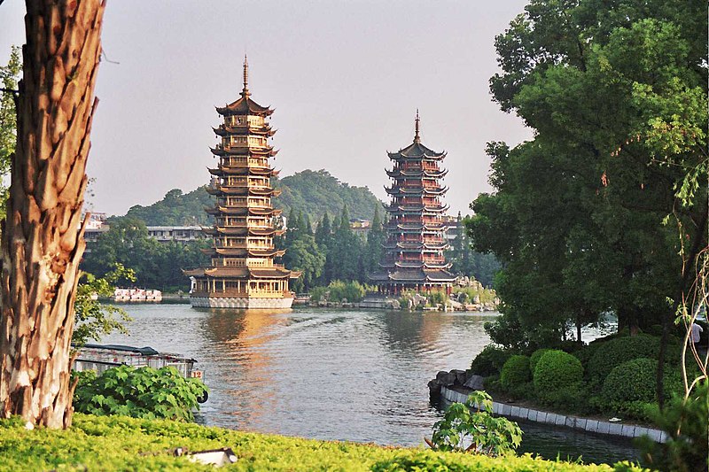 File:Pagodas en el lago Shanhu guilin.jpg