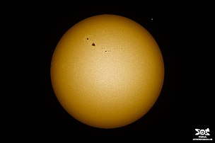 Päike ja päikeseplekid. Pildistatud 27. märtsil 2022. Tõrva. Paremal-üleval suuruse võrdlus Maaga.