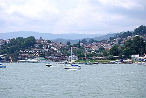 Panorama de la urbo de la lago