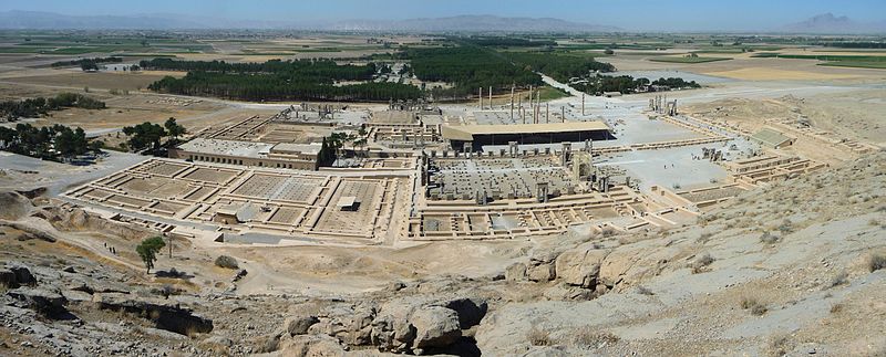 תצלום פנורמי של עתיקות העיר פרספוליס בירת האימפריה הפרסית הקדומה (לצפייה הזיזו עם העכבר את סרגל הגלילה בתחתית התמונה)