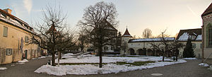 English: Panoramic View of the Cortyard the Castle of Blutenburg in Winter 2013. Deutsch: Panorama Blick in den Schlosshof von Schloss Blutenburg im Winter 2013.