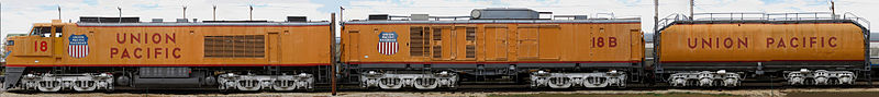 Union Pacific gas turbine locomotive with diesel A unit (left), gas turbine B unit (center) and tender (right) Panorama of Union Pacific third generation GTEL.jpg