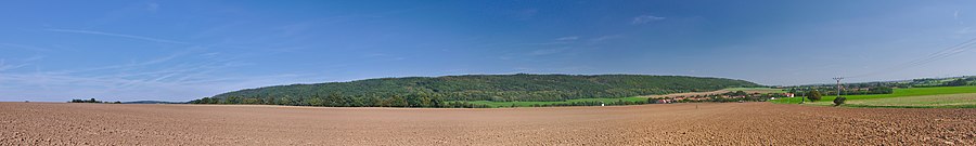 Panorama vido al la vilaĝo de nordokcidento kun monto Velký Kosíř