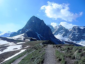 Das Rifugio Passo San Nicolò mit dem Col Ombert (2670 m) und dem Costabella-Grat im Hintergrund