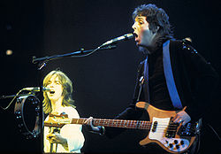 Wings vuonna 1976 ( Jimmy McCulloch (vas.) ja Paul McCartney )