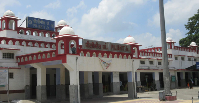 Dosiero:Pilibhit railway station.webp