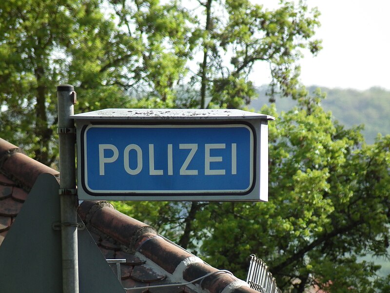 File:Polizeistation Hinweisschild.JPG