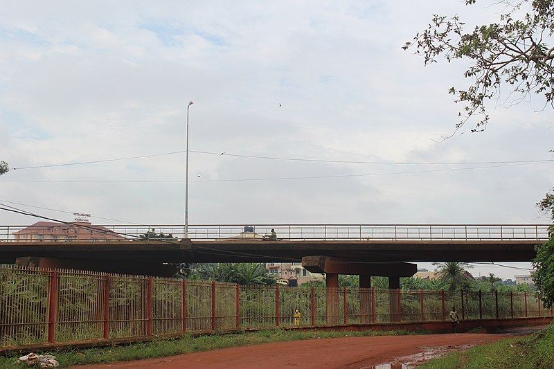 File:Pond de la gare de Yaounde Cameroun.jpg