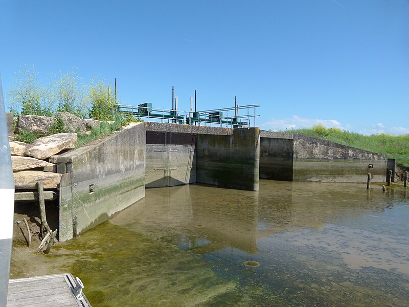 File:Portes à flots du canal du Curé1.jpg