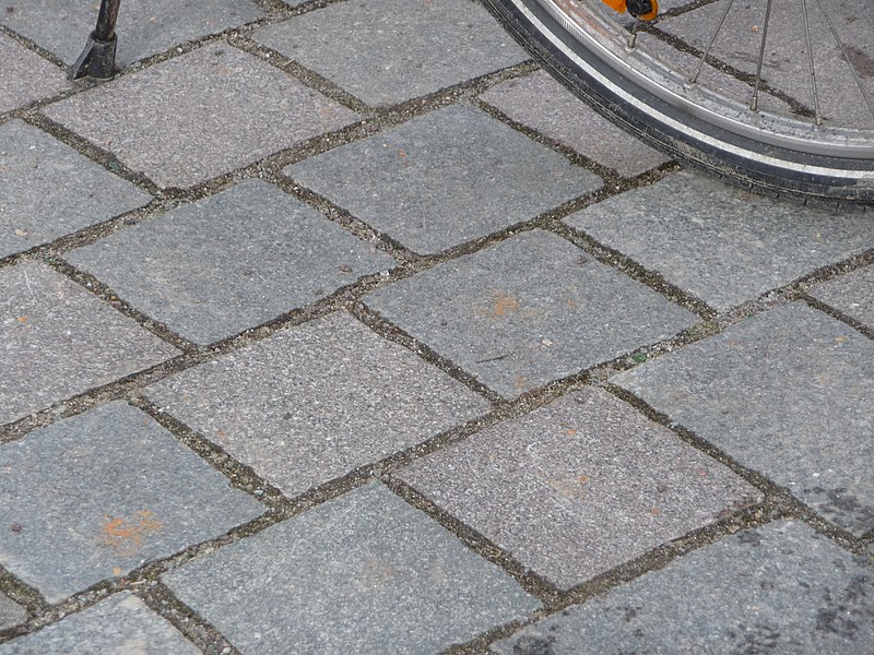 File:Positives Musterbeispiel für Natursteinpflaster, Am Alten Markt in Potsdam - panoramio.jpg