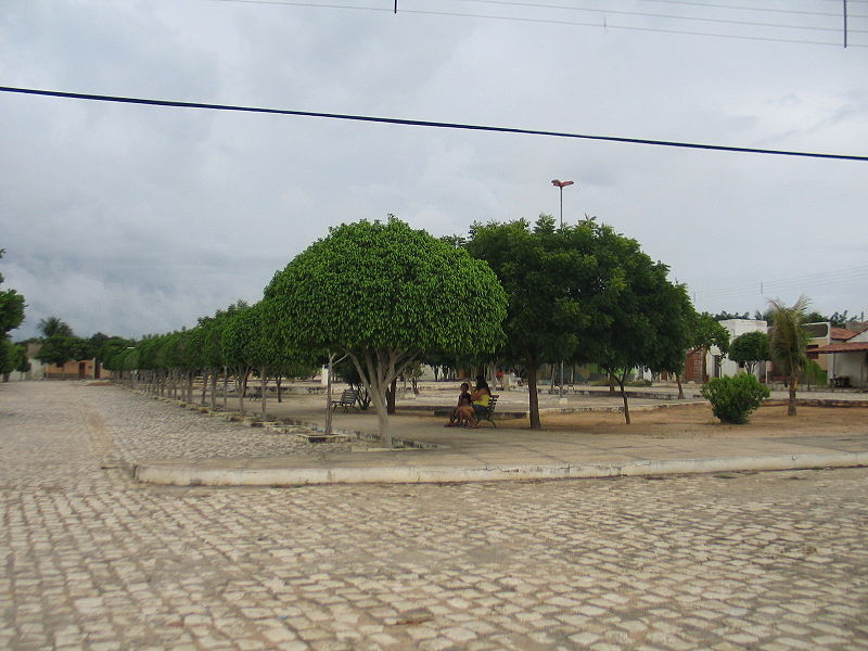 File:Praça de Caraúbas.JPG