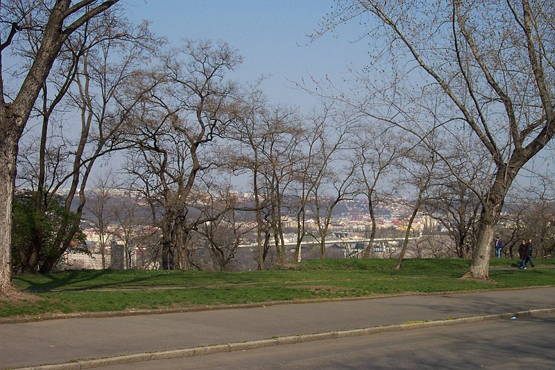 File:Praha, Vítkov, sady II.JPG