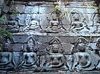 Doppelfries mit Buddha und Bodhisattvas im Inneren der Cella des Tempels X