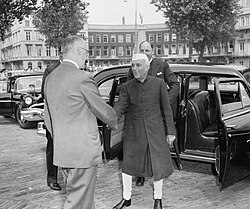 Prime Minister of India Jawaharlal Nehru and Minister of Foreign Affairs Joseph Luns in Rotterdam on 7 July 1957 Premier Nehroe van India in ons land. Nehroe in Rotterdam, Bestanddeelnr 908-7550.jpg