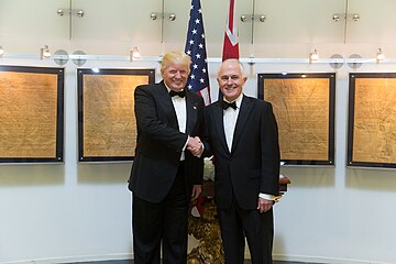 El presidente Trump y el primer ministro Turnbull se reúnen a bordo del USS Intrepid para conmemorar el 75 aniversario de la batalla del mar de Coral, abril de 2017.