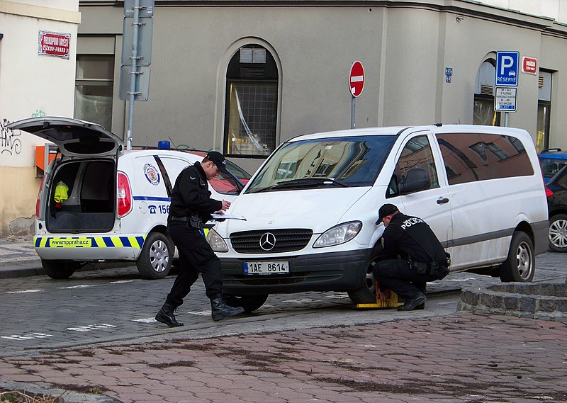 File:Prokopovo náměstí, městská policie nasazuje botičku.jpg