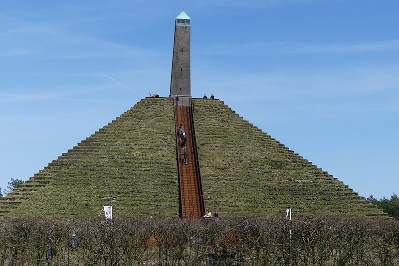 File:Pyramide van Austerlitz P1010567.jpg