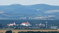 Pohled z rozhledny na Radošově na město Uherský Ostroh a hrad Buchlov v Chřibech