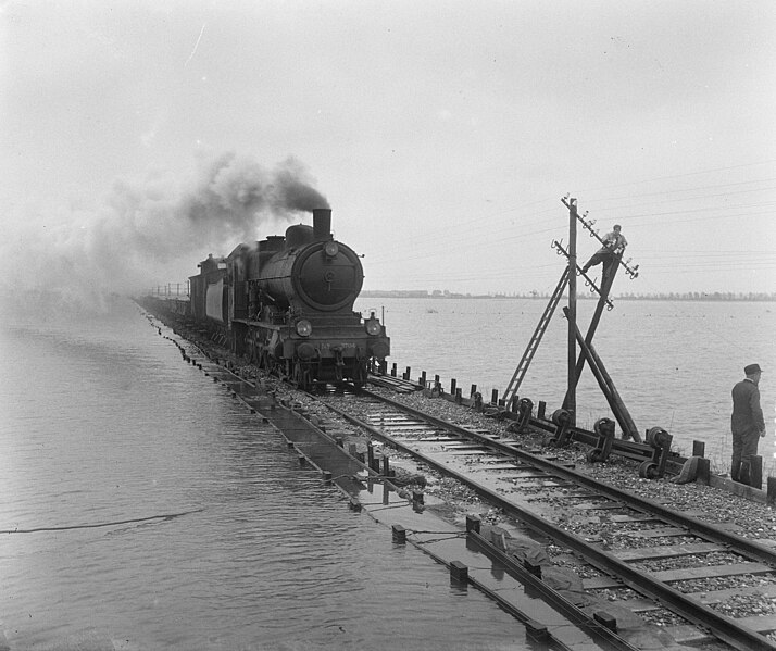 File:Rampgebieden NS laat trein lopen van Oostdijk naar Kruiningen, Bestanddeelnr 905-7742.jpg
