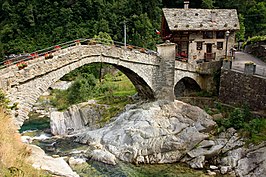 Middeleeuwse brug bij Rassa