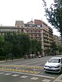 Casa de plaça Letamendi 29 amb un rellotge de sol a l'àtic, orientat al sud però aparentment no gaire ben dibuixat (és estrany que les hores estiguin tan uniformement repartides).