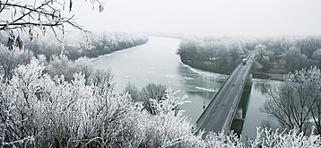 Tisza-floden om vinteren med Tokaj-broen