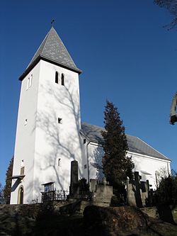 Renesanční kostel nad obcí