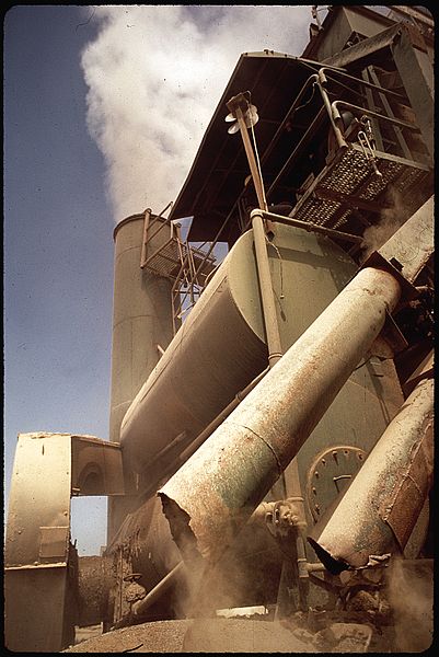 File:STEAM EMISSION IS ESTIMATED TO CONSIST OF 85 PERCENT SAND DUST AT THIS ASPHALT BATCH PLANT - NARA - 542545.jpg