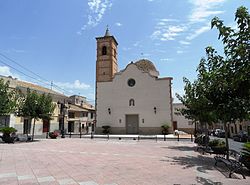 Salinas. Iglesia de San Antonio Abad y plaza España.JPG
